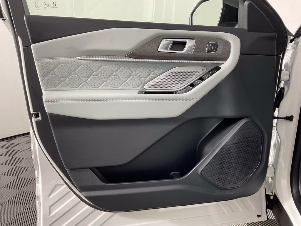 2026 White Metallic Ford Explorer Platinum 4X4 SUV
