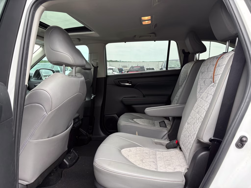2022 Wind Chill Pearl Toyota Highlander Hybrid Hybrid Bronze Edition FWD SUV