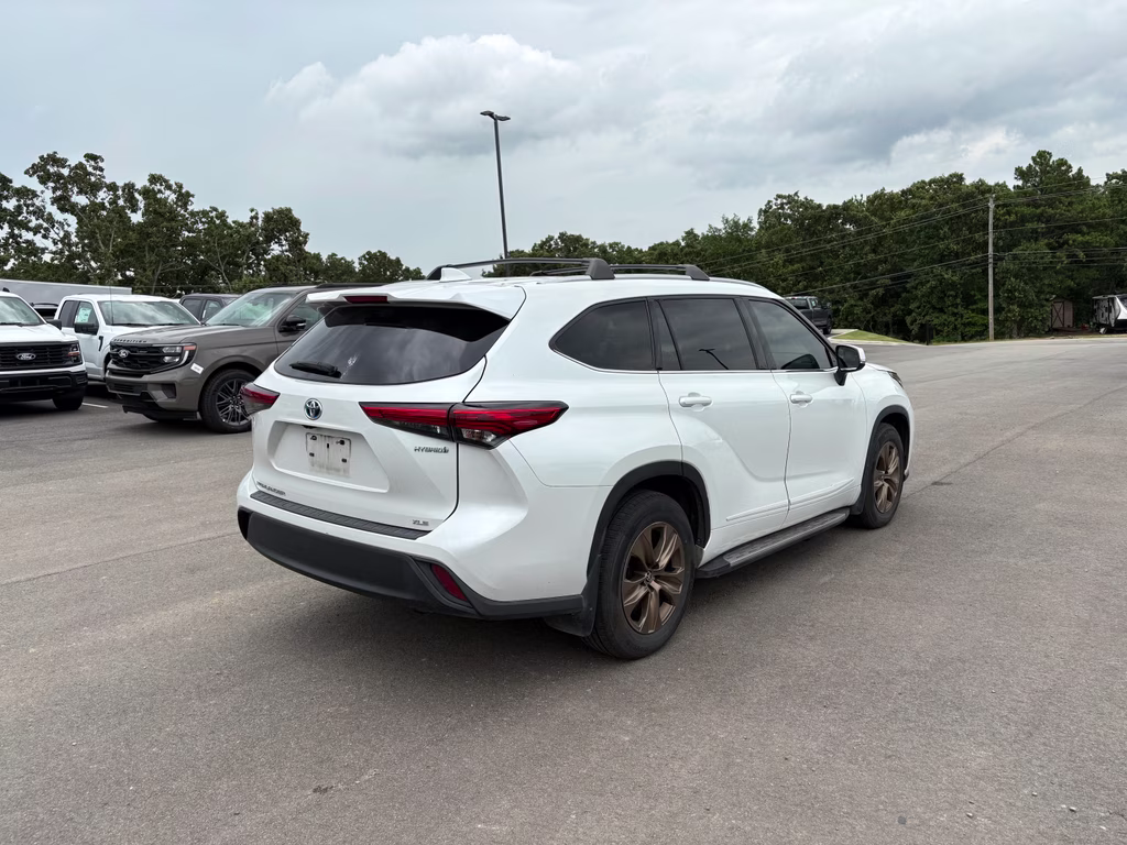 2022 Wind Chill Pearl Toyota Highlander Hybrid Hybrid Bronze Edition FWD SUV