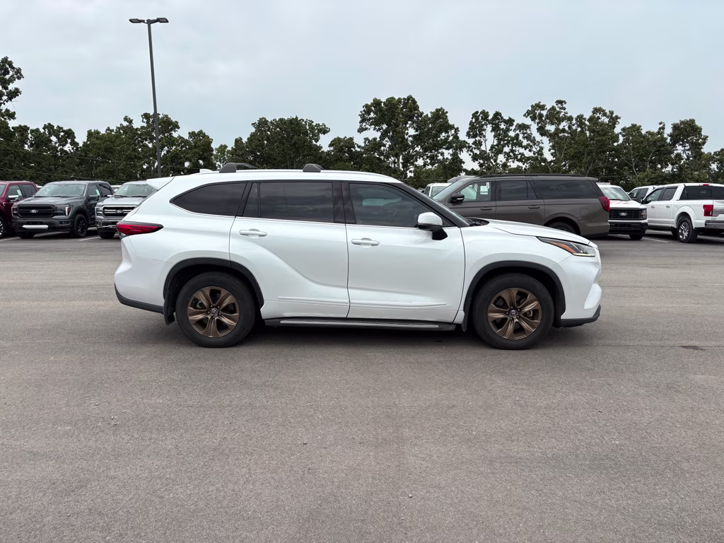 2022 Wind Chill Pearl Toyota Highlander Hybrid Hybrid Bronze Edition FWD SUV