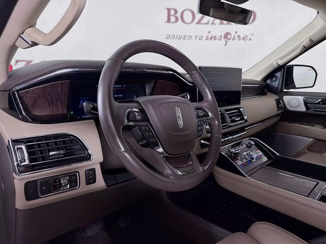 2022 White Metallic Lincoln Navigator Reserve 4X4 SUV