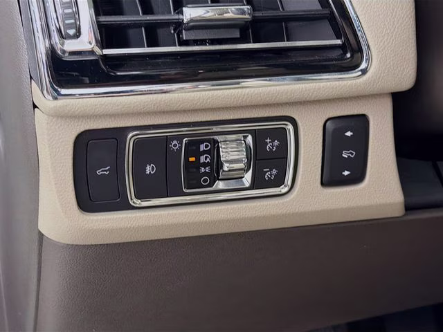 2022 White Metallic Lincoln Navigator Reserve 4X4 SUV
