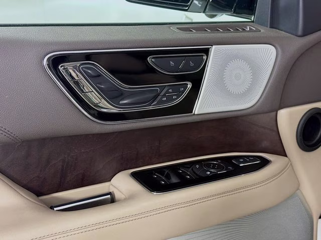 2022 White Metallic Lincoln Navigator Reserve 4X4 SUV