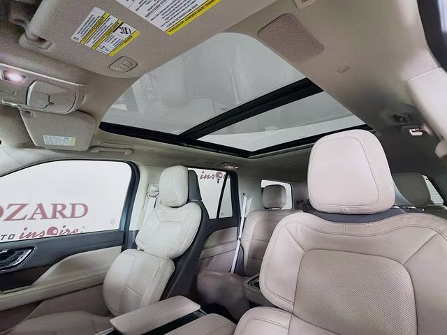 2022 White Metallic Lincoln Navigator Reserve 4X4 SUV