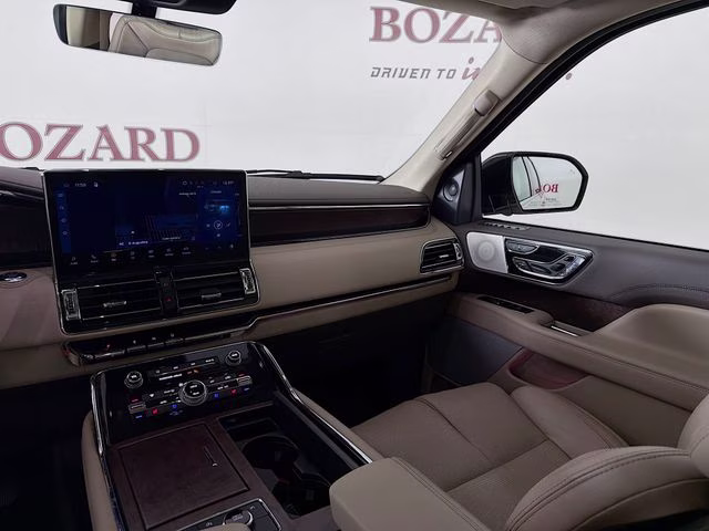 2022 White Metallic Lincoln Navigator Reserve 4X4 SUV