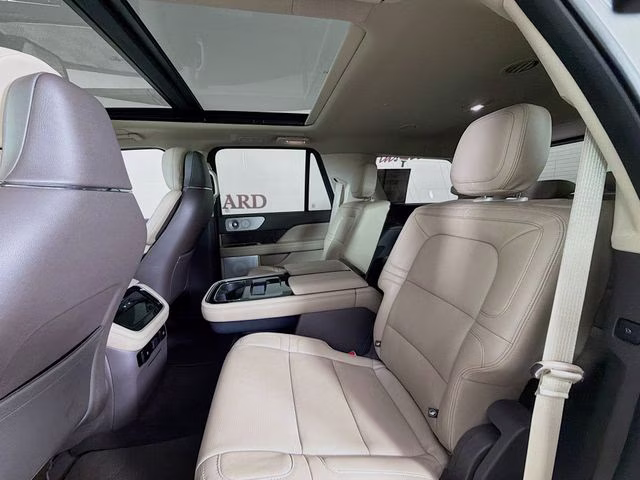 2022 White Metallic Lincoln Navigator Reserve 4X4 SUV