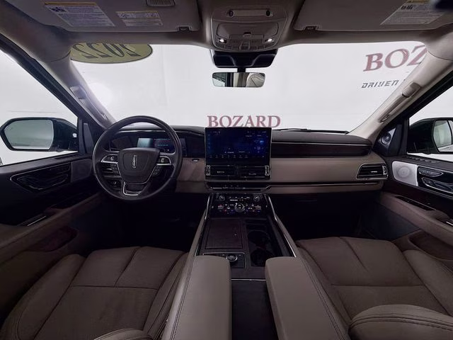 2022 White Metallic Lincoln Navigator Reserve 4X4 SUV