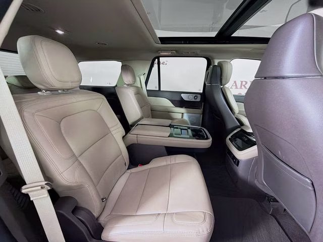 2022 White Metallic Lincoln Navigator Reserve 4X4 SUV