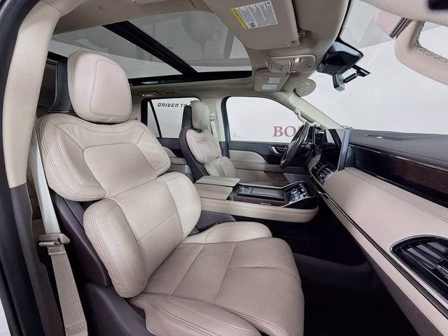 2022 White Metallic Lincoln Navigator Reserve 4X4 SUV
