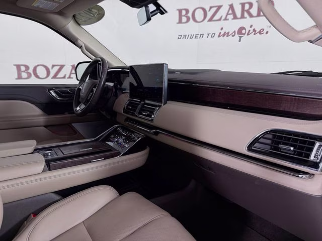 2022 White Metallic Lincoln Navigator Reserve 4X4 SUV