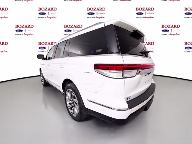 2022 White Metallic Lincoln Navigator Reserve 4X4 SUV