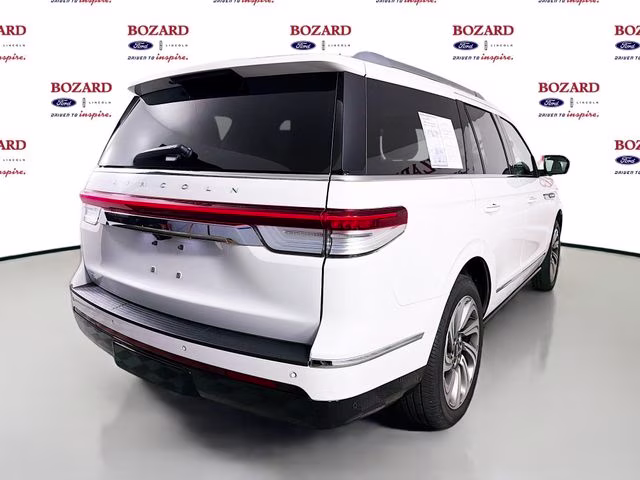2022 White Metallic Lincoln Navigator Reserve 4X4 SUV