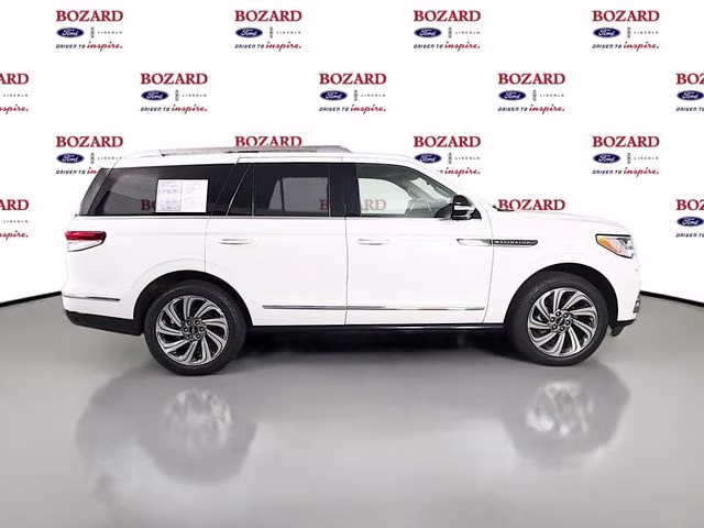 2022 White Metallic Lincoln Navigator Reserve 4X4 SUV