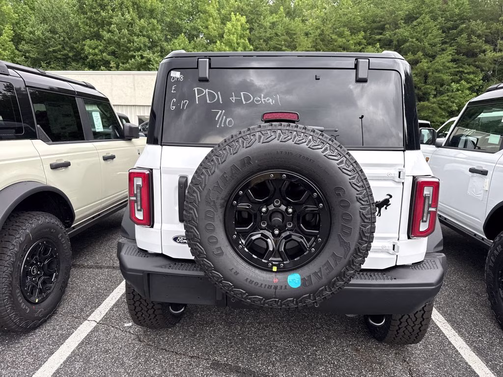 2026 Oxford White Ford Bronco Badlands 4X4 SUV