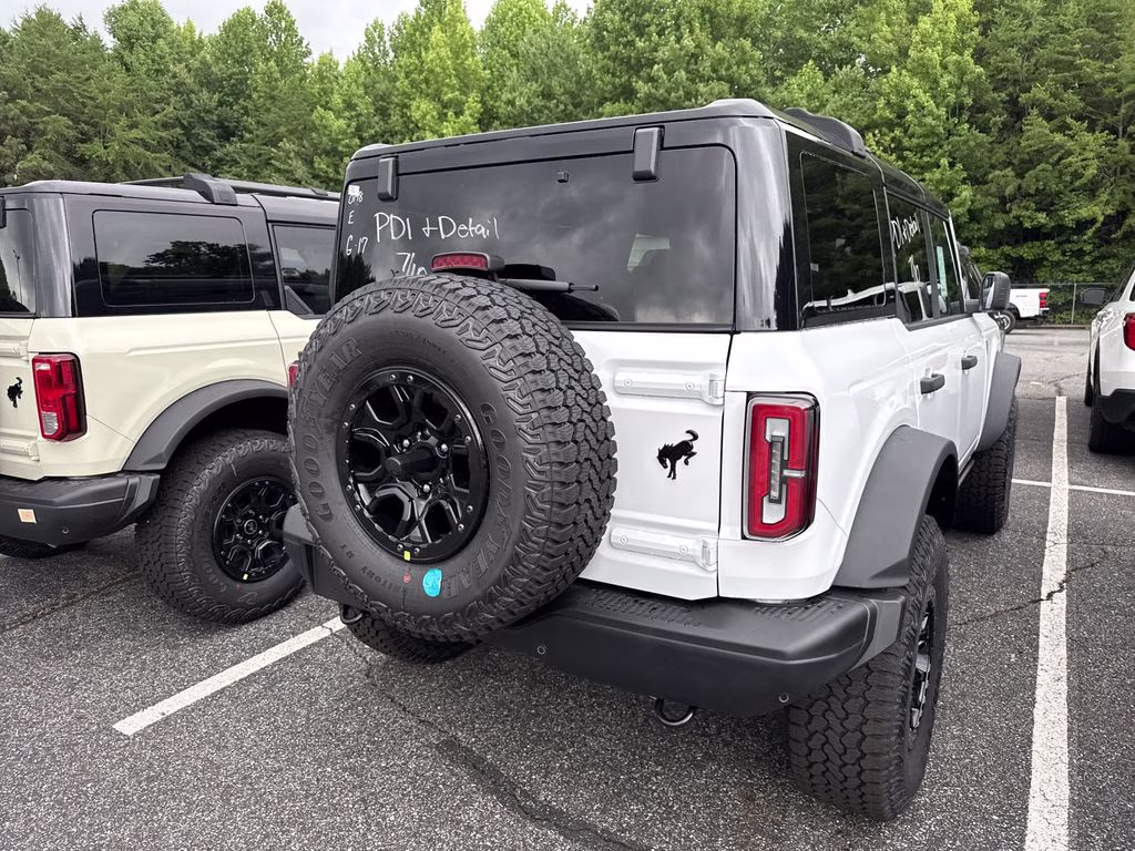 2026 Oxford White Ford Bronco Badlands 4X4 SUV