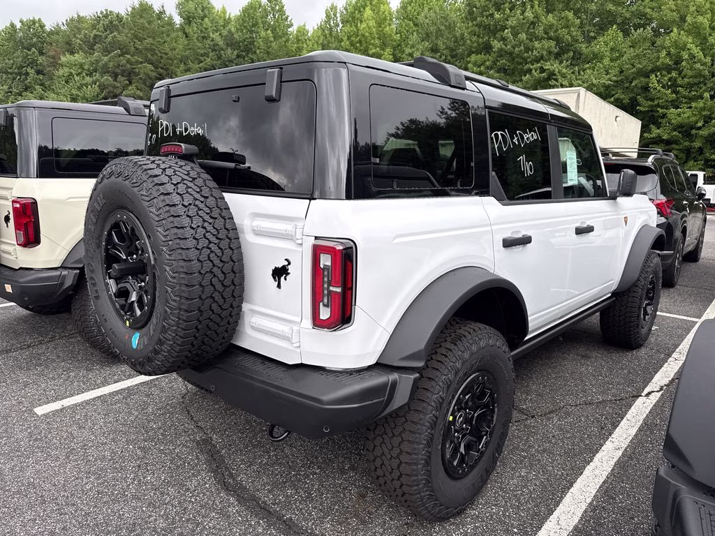 2026 Oxford White Ford Bronco Badlands 4X4 SUV