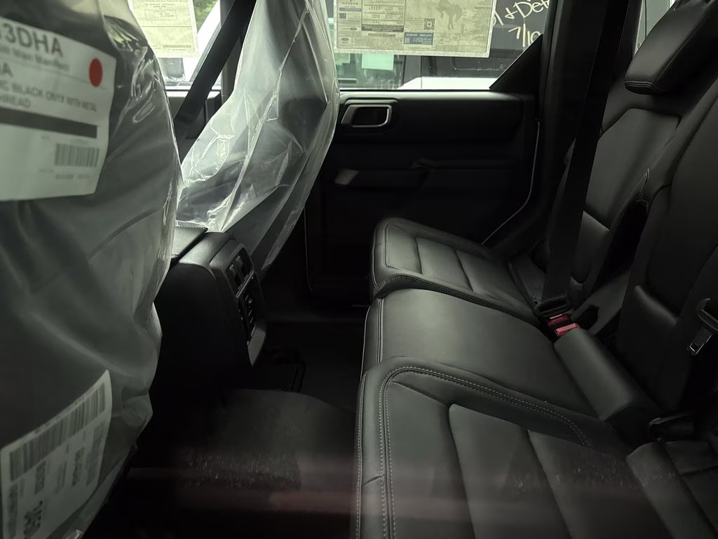2026 Oxford White Ford Bronco Badlands 4X4 SUV
