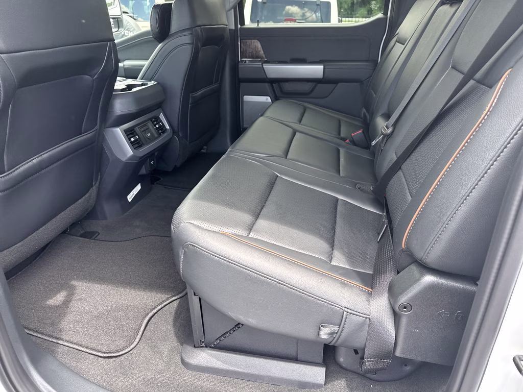 2026 Oxford White Ford Super Duty F-350 SRW Lariat 4X4 Truck