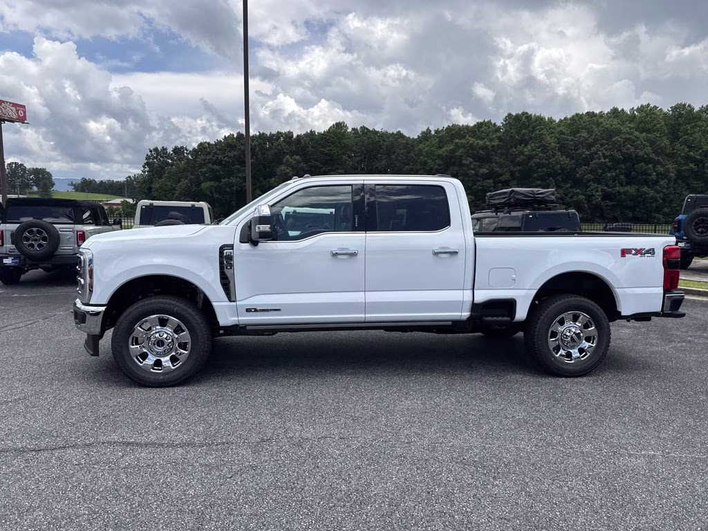 2026 Oxford White Ford Super Duty F-350 SRW Lariat 4X4 Truck