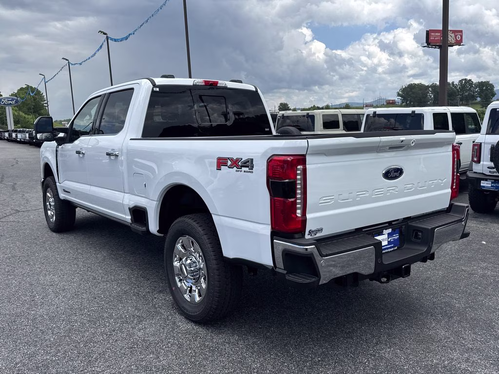 2026 Oxford White Ford Super Duty F-350 SRW Lariat 4X4 Truck