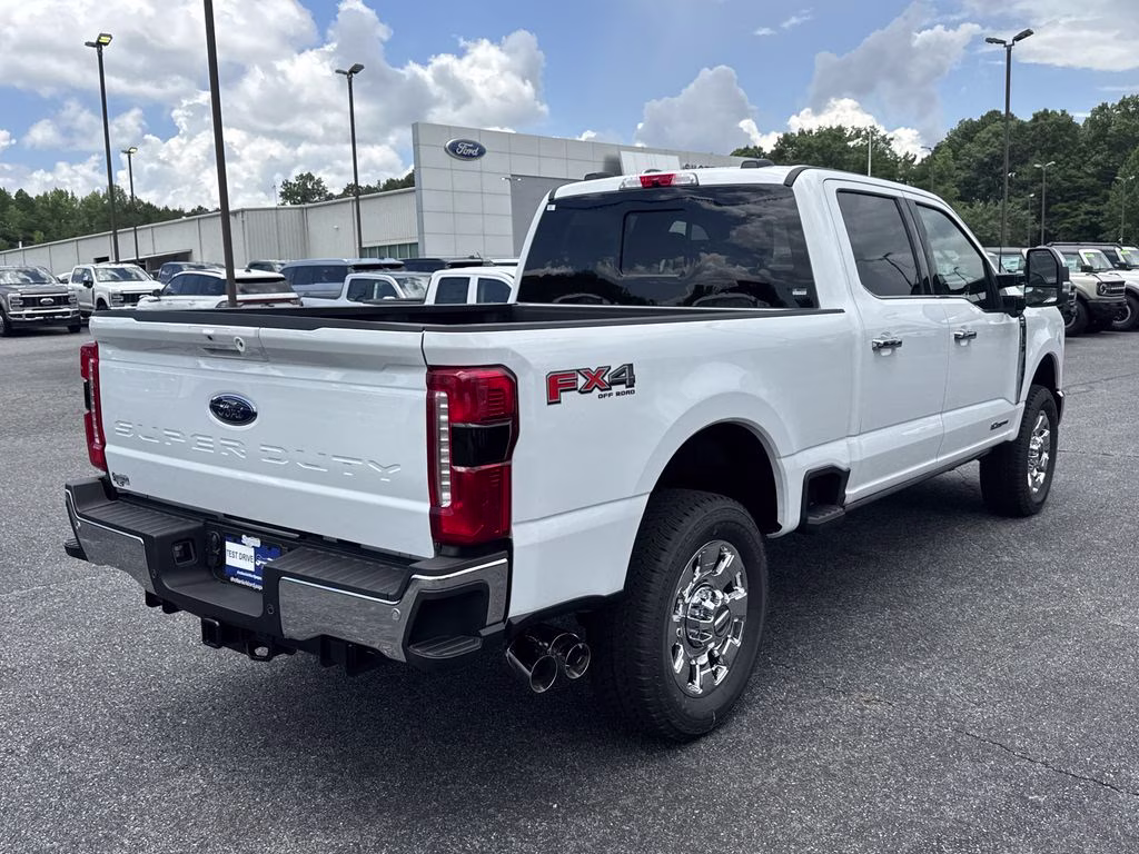 2026 Oxford White Ford Super Duty F-350 SRW Lariat 4X4 Truck