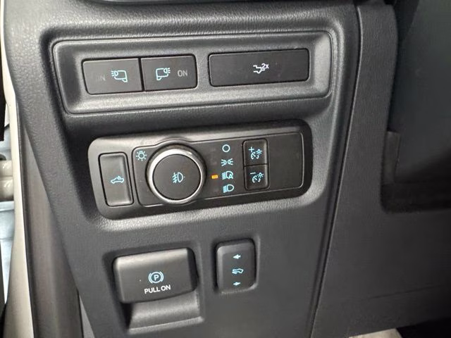 2023 Star White Metallic Tri-Coat Ford F-150 Lariat 4X4 Truck