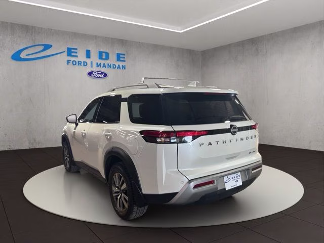 2023 Pearl White Tricoat Nissan Pathfinder SL 4X4 SUV
