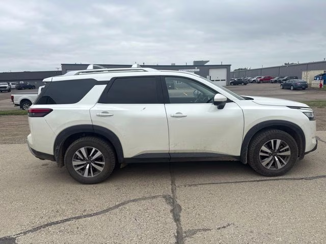 2023 Pearl White Tricoat Nissan Pathfinder SL 4X4 SUV