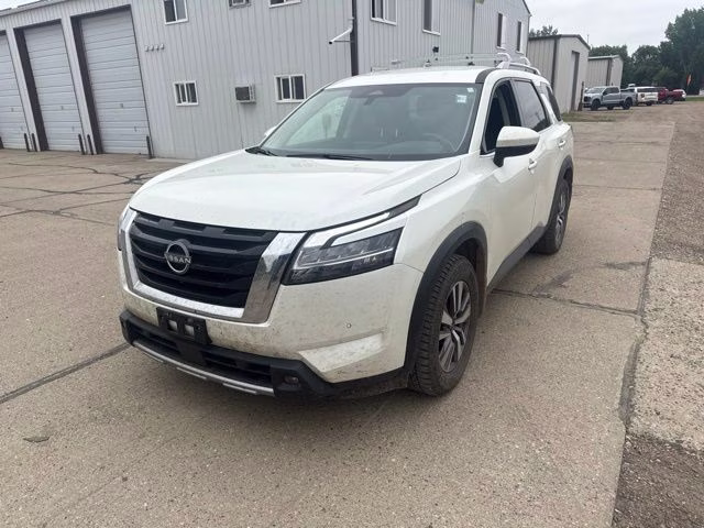 2023 Pearl White Tricoat Nissan Pathfinder SL 4X4 SUV
