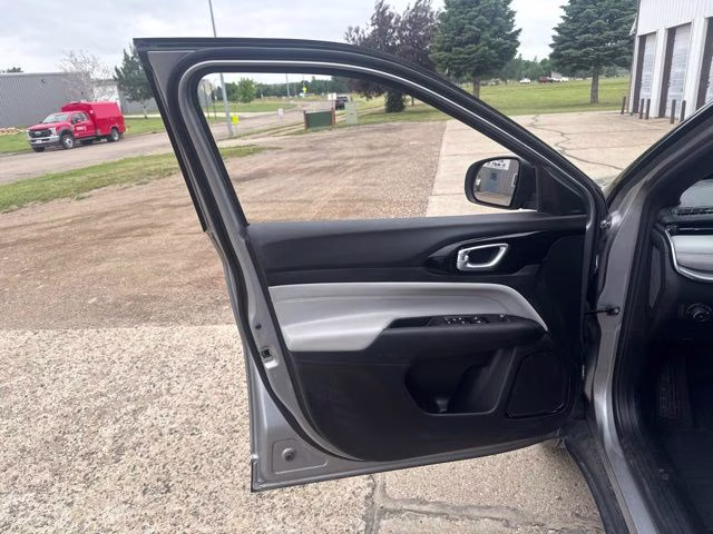 2023 Billet Silver Metallic Clearcoat Jeep Compass Limited 4X4 SUV