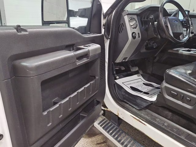2016 White Platinum Metallic Tri-Coat Ford Super Duty F-350 SRW Lariat 4X4 Truck