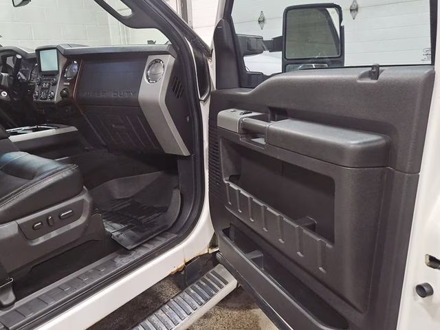 2016 White Platinum Metallic Tri-Coat Ford Super Duty F-350 SRW Lariat 4X4 Truck