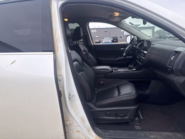 2023 Pearl White Tricoat Nissan Pathfinder SL 4X4 SUV