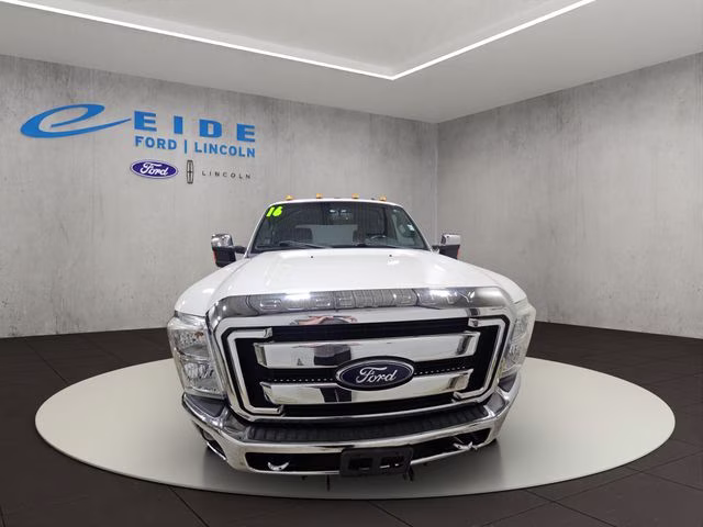 2016 White Platinum Metallic Tri-Coat Ford Super Duty F-350 SRW Lariat 4X4 Truck
