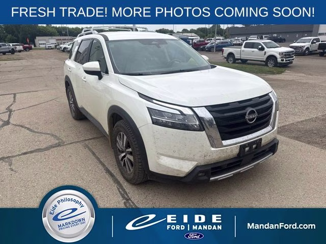 2023 Pearl White Tricoat Nissan Pathfinder SL 4X4 SUV