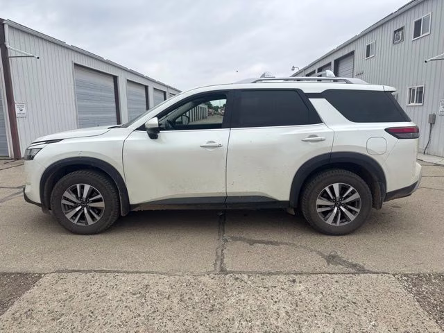 2023 Pearl White Tricoat Nissan Pathfinder SL 4X4 SUV
