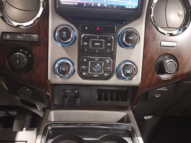 2016 White Platinum Metallic Tri-Coat Ford Super Duty F-350 SRW Lariat 4X4 Truck