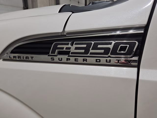 2016 White Platinum Metallic Tri-Coat Ford Super Duty F-350 SRW Lariat 4X4 Truck