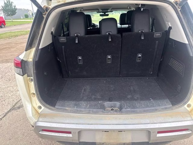 2023 Pearl White Tricoat Nissan Pathfinder SL 4X4 SUV