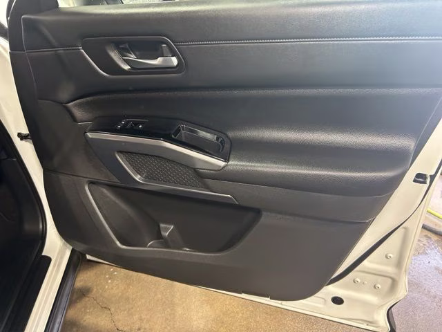 2023 Pearl White Tricoat Nissan Pathfinder SL 4X4 SUV