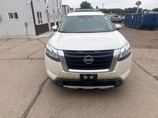 2023 Pearl White Tricoat Nissan Pathfinder SL 4X4 SUV