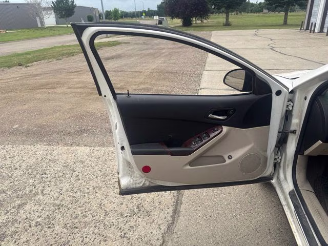 2007 White Pontiac G6 GT FWD Sedan