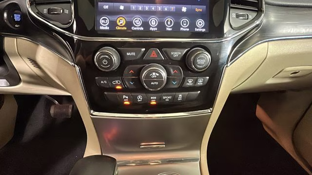 2020 Diamond Black Crystal Pearlcoat Jeep Grand Cherokee Limited 4X4 SUV
