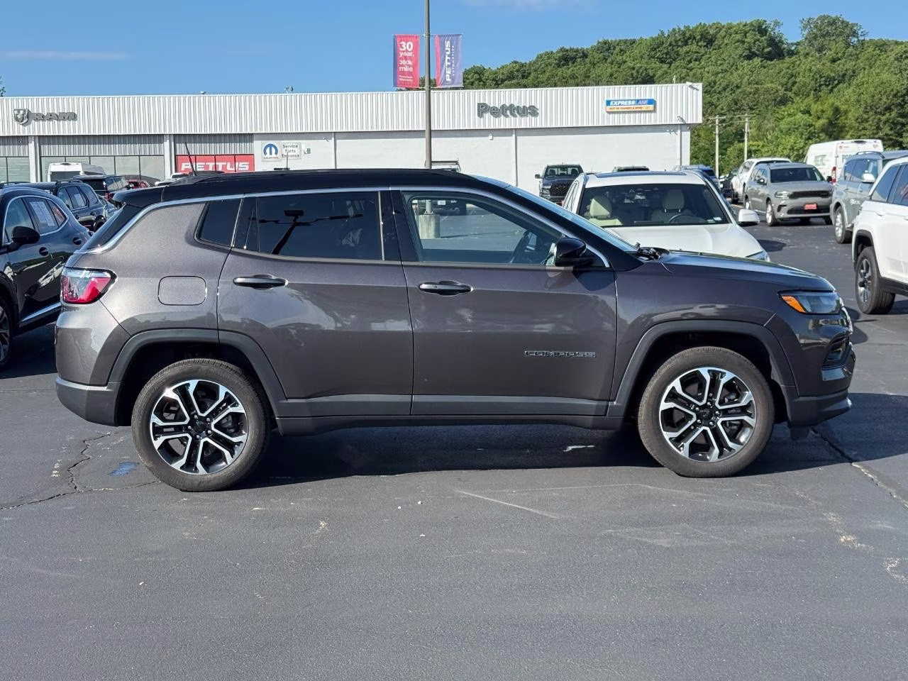 2023 Granite Crystal Metallic Clearcoat Jeep Compass Limited 4X4 SUV