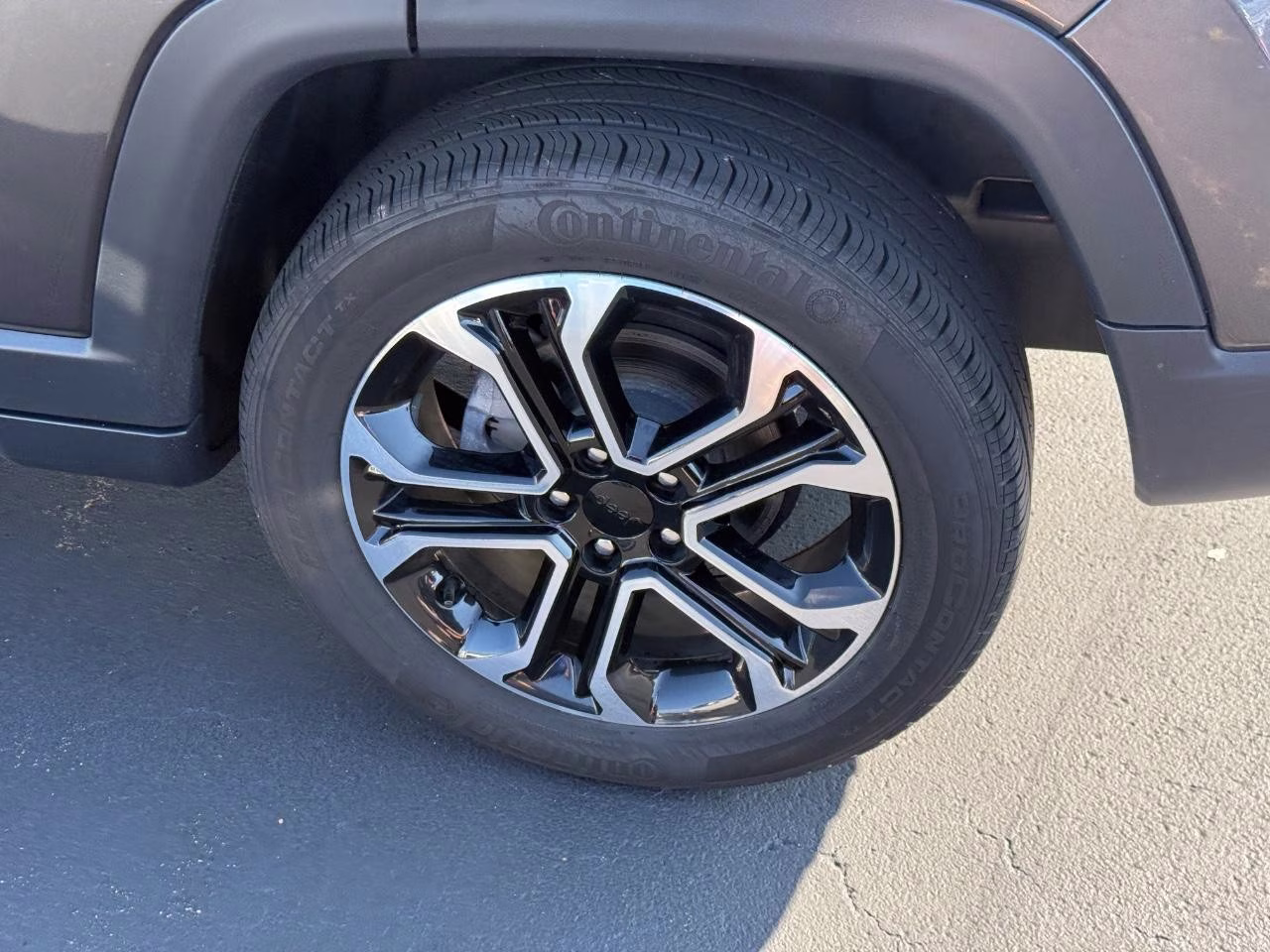2023 Granite Crystal Metallic Clearcoat Jeep Compass Limited 4X4 SUV