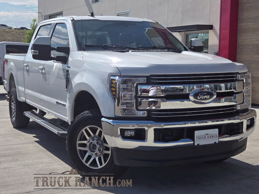 2019 Oxford White Ford Super Duty F-250 SRW Lariat 4X4 Truck
