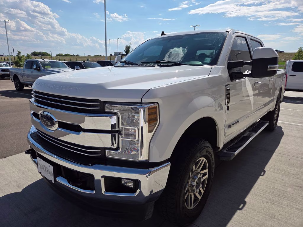 2019 Oxford White Ford Super Duty F-250 SRW Lariat 4X4 Truck
