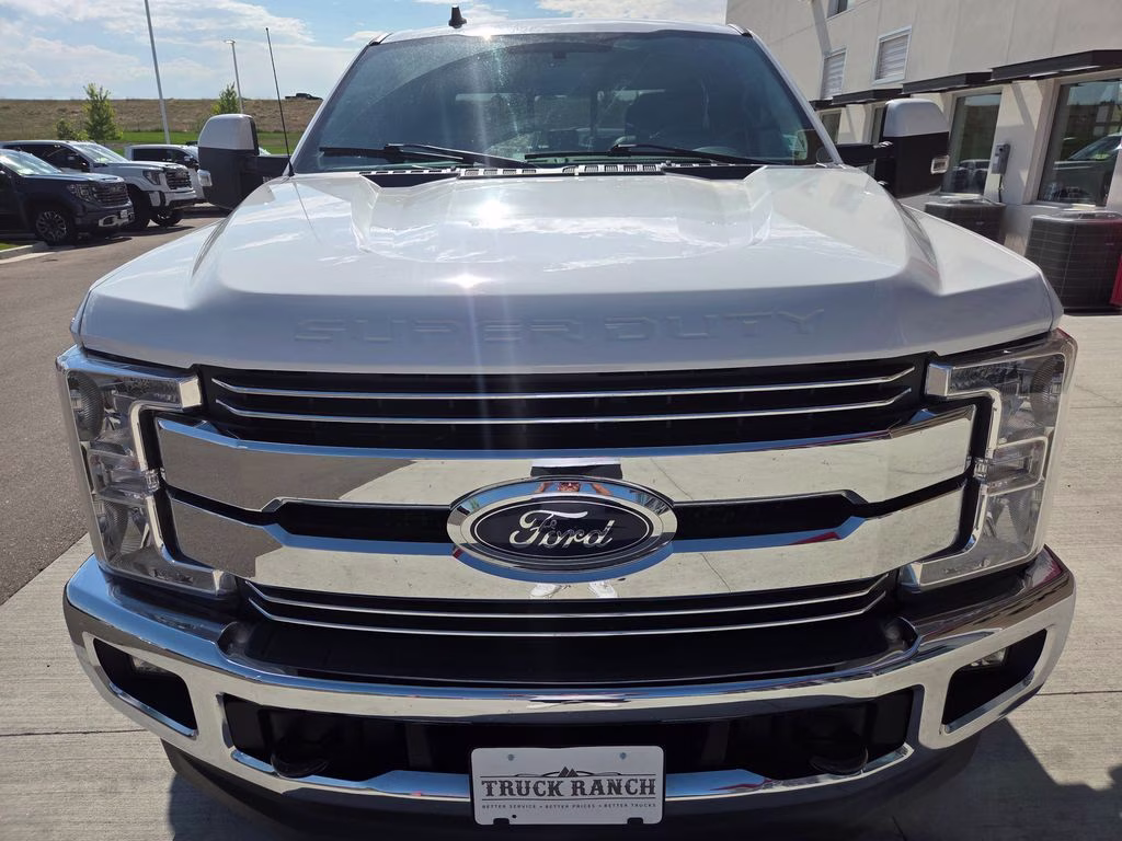 2019 Oxford White Ford Super Duty F-250 SRW Lariat 4X4 Truck