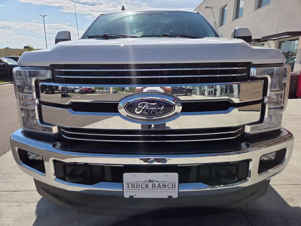 2019 Oxford White Ford Super Duty F-250 SRW Lariat 4X4 Truck