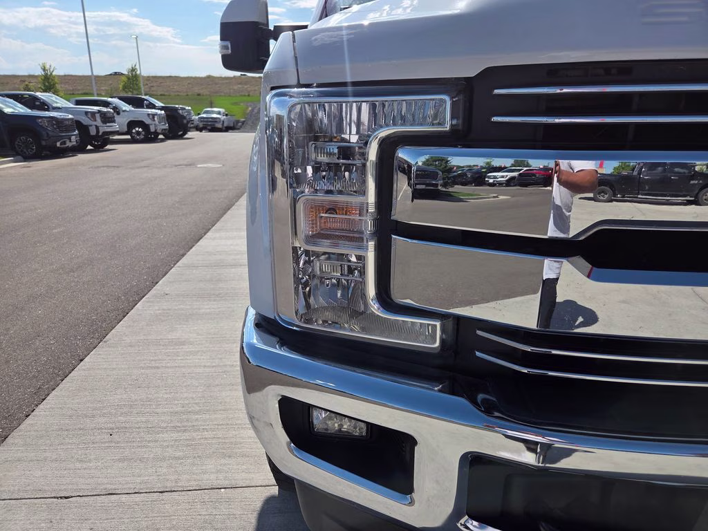 2019 Oxford White Ford Super Duty F-250 SRW Lariat 4X4 Truck